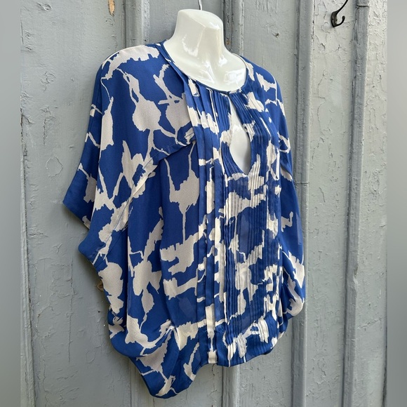 Diane Von Furstenberg Blue Silk Khalila Chiffon blouse, size Small - Picture 3 of 12